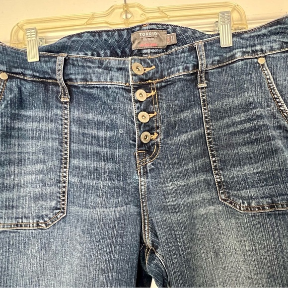 Torrid bombshell button fly, mid-rise,skinny vintage stretchy worn once!! 18s - Picture 2 of 4